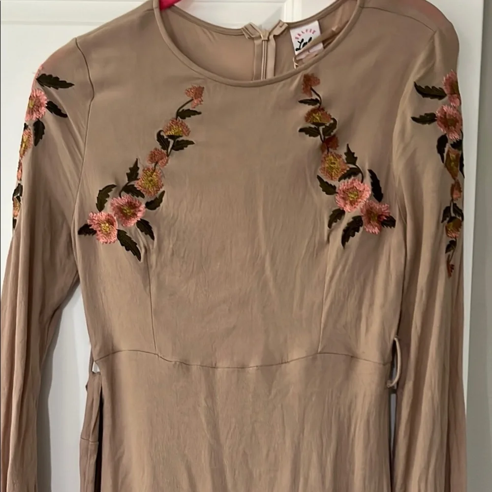 Selfie Leslie Cream Dress with Floral Embroidery - Picture 3 of 4